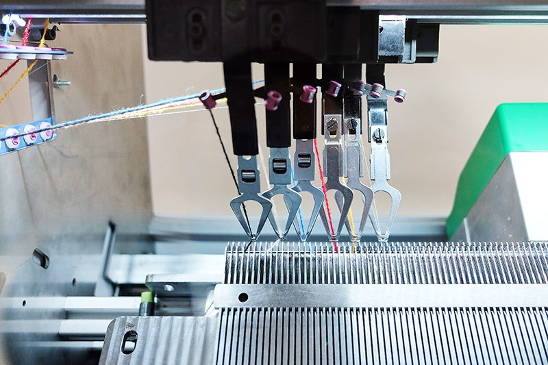 Kniterate, la máquina de tejer digital para democratizar la fabricación de  ropa | Experimenta