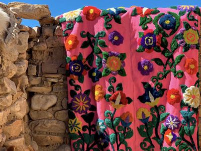 Mantos contemporáneos. Los textiles bordados por manos artesanas de Illaripuna