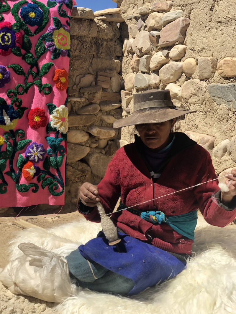 Mantos contemporáneos. Los textiles bordados por manos artesanas de Illaripuna